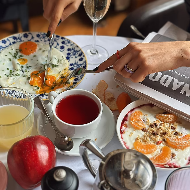 Frühstückstisch im Roten Salon mit Spiegelei und Sekt